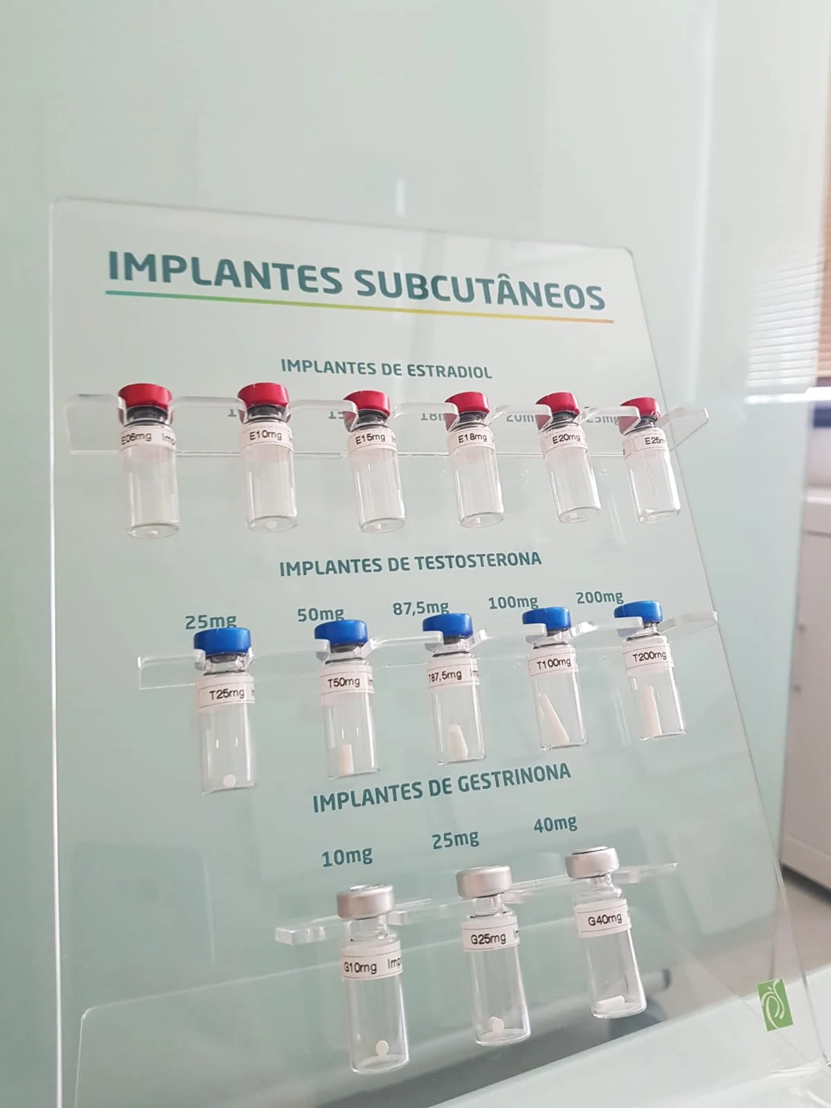 Mostruário de implantes subcutâneos de estradiol, testosterona e gestrinona